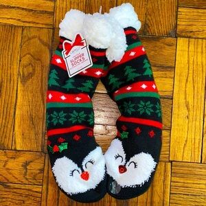 NWT Capelli one pair slipper sockets with faux fur & grippers one size